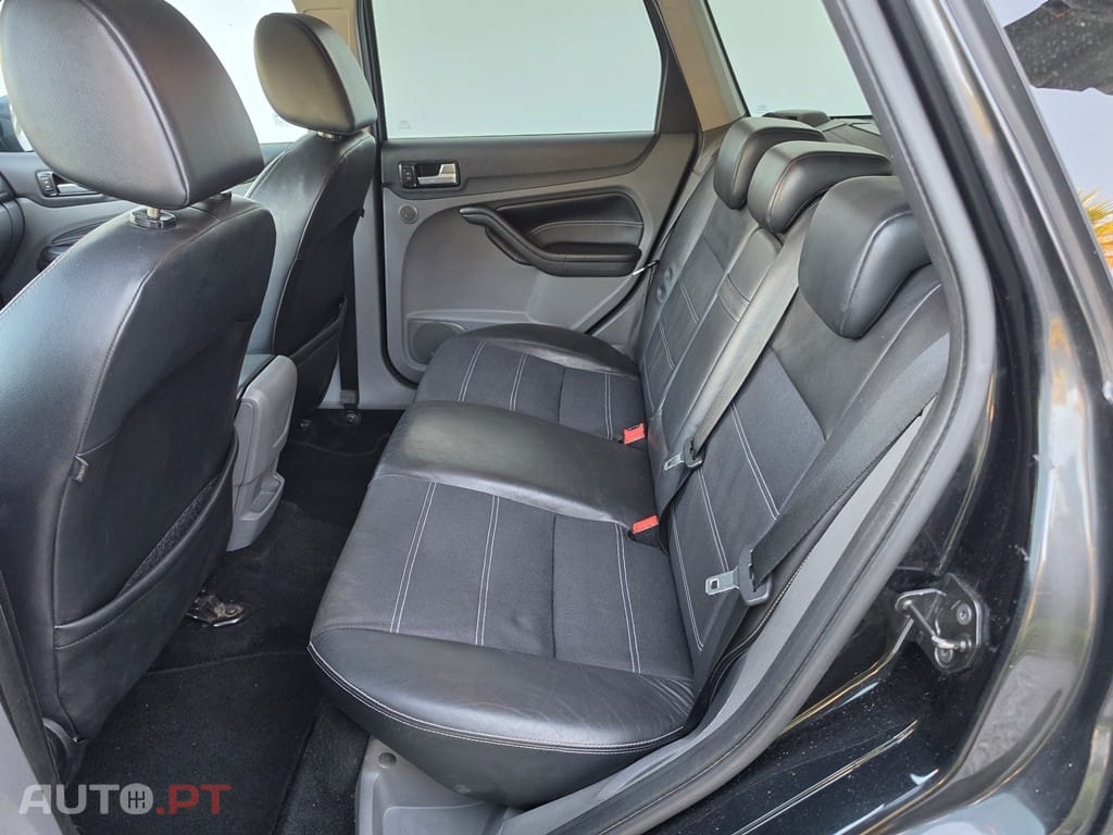 Ford Focus SW 1.6 TDCi Ghia — fotografia 7