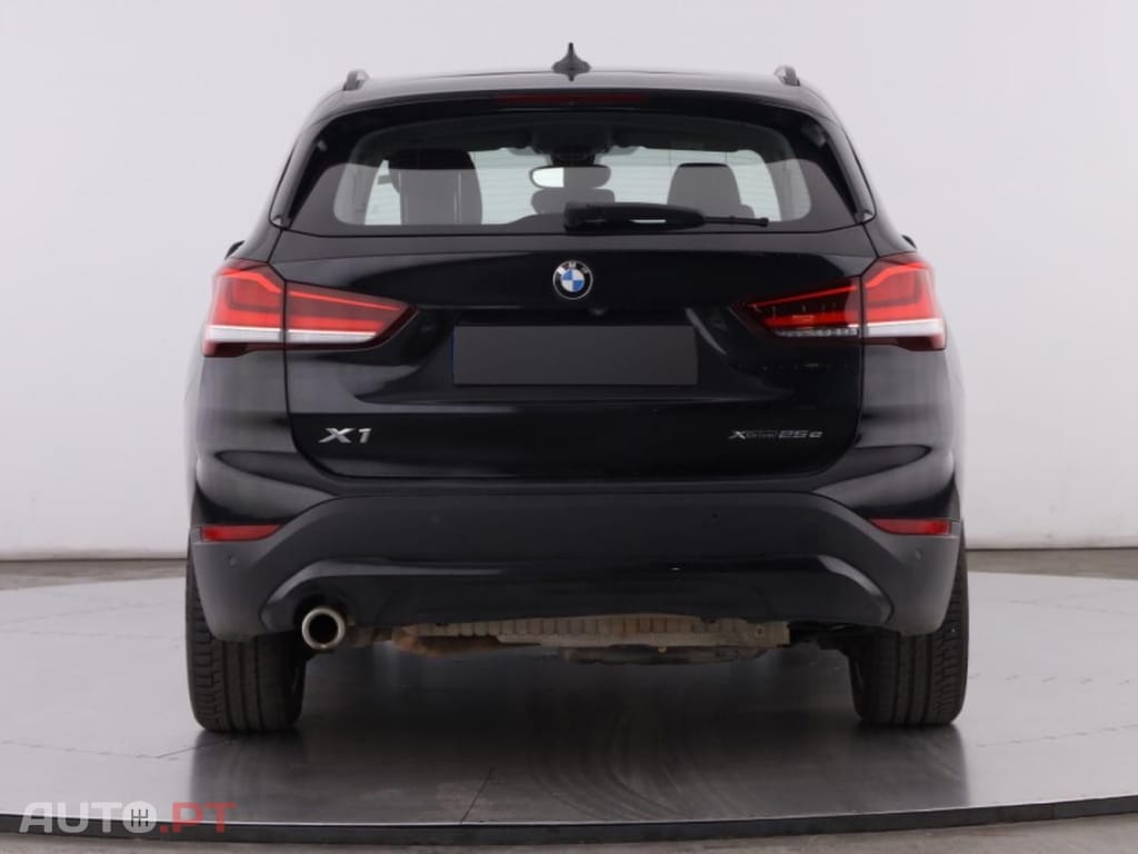 BMW X1 25 e xDrive — fotografia 6