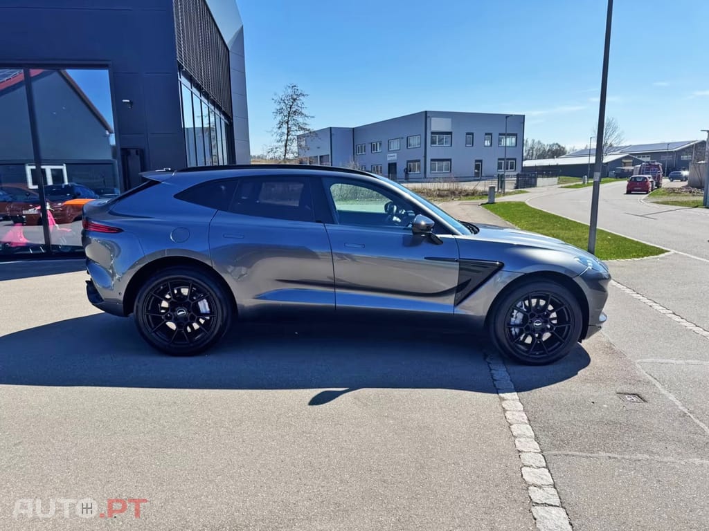 Aston Martin DBX 4.0 V8