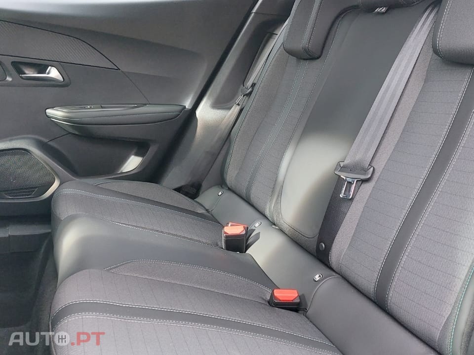 Peugeot E-2008 50 kWh Allure Pack