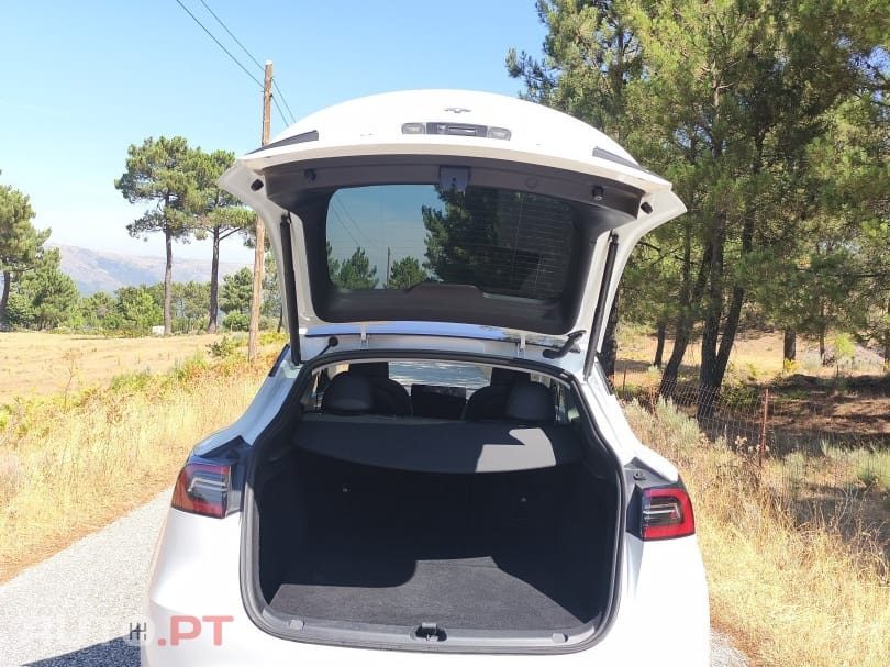 Tesla Model Y SR RWD — fotografia 7