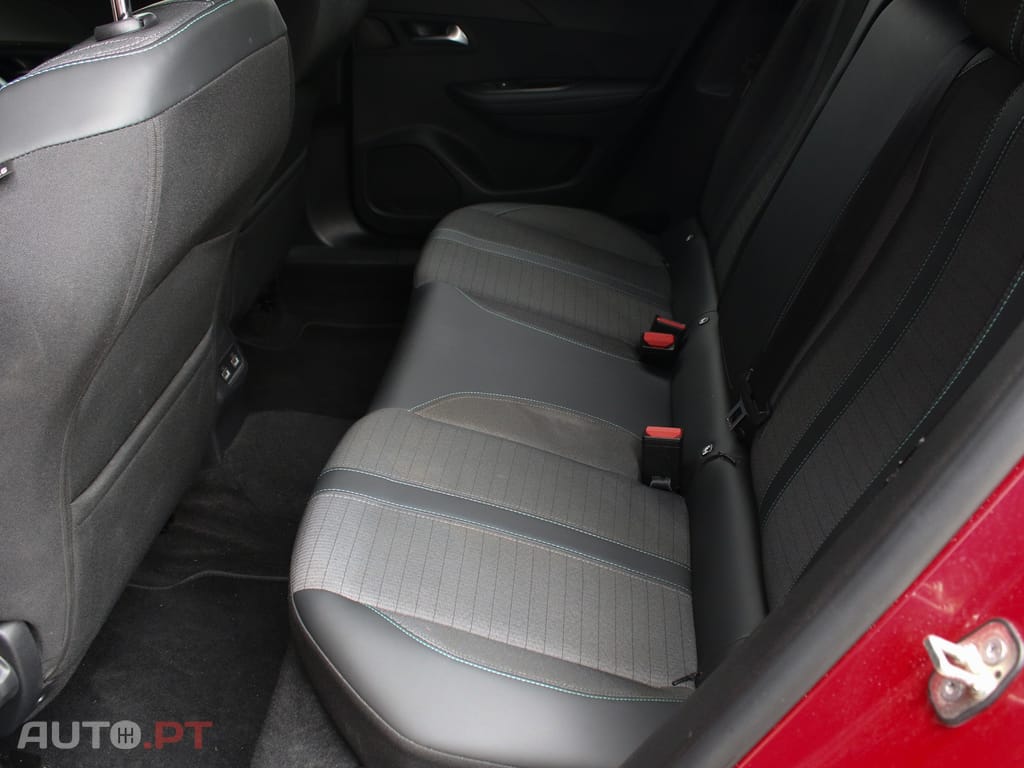 Peugeot E-2008 50 kWh Allure