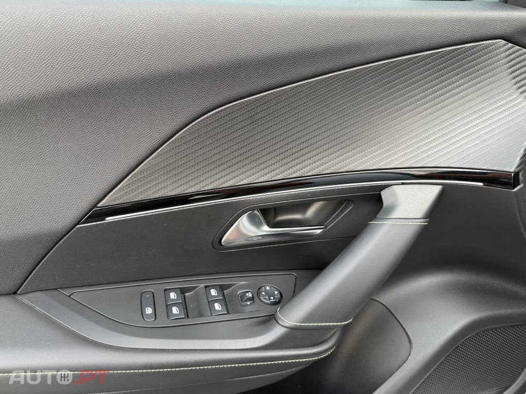 Peugeot 2008 PureTech 155 EAT8 GT