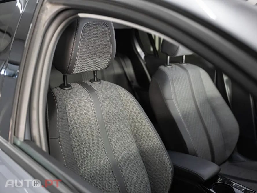 Peugeot 208 1.2 Hybrid Allure e-DCS6