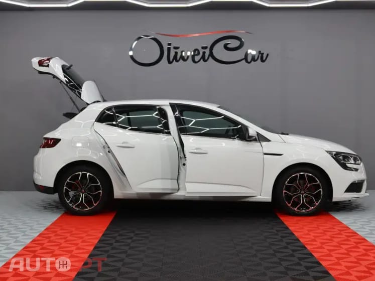Renault Mégane 1.5 Blue dCi Limited EDC — fotografia 3