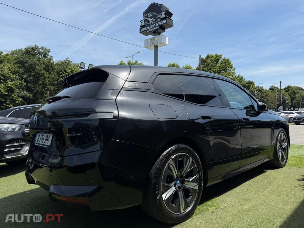 BMW iX xDrive 40 Pack Desportivo