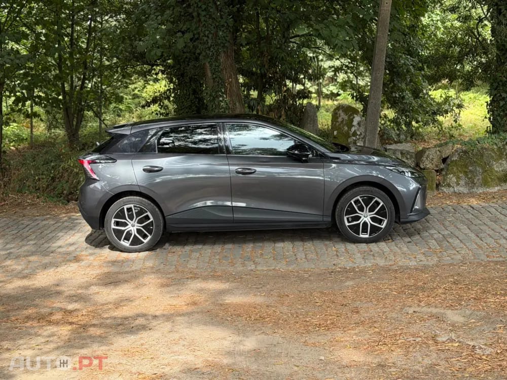 MG MG4 77 kWh Extended Range Luxury