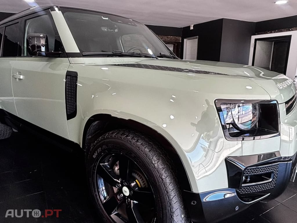 Land Rover Defender 2.0 P300e 110 AWD Trophy Edition Deep Sandglow