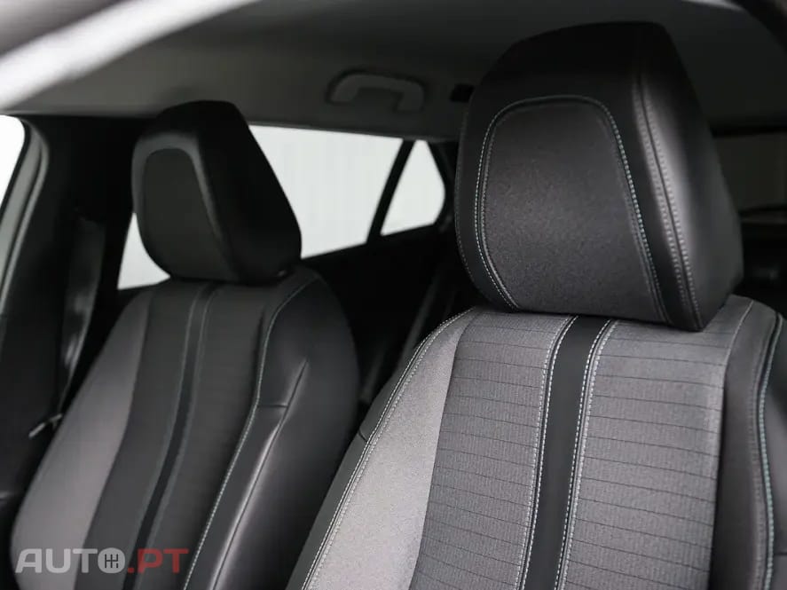 Peugeot E-2008 50 kWh Allure Pack