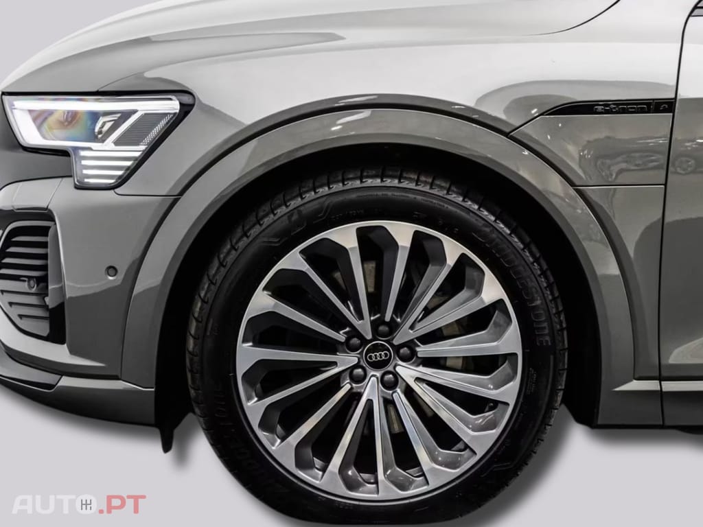Audi Q8 E-Tron 55 S LINE BLACK 