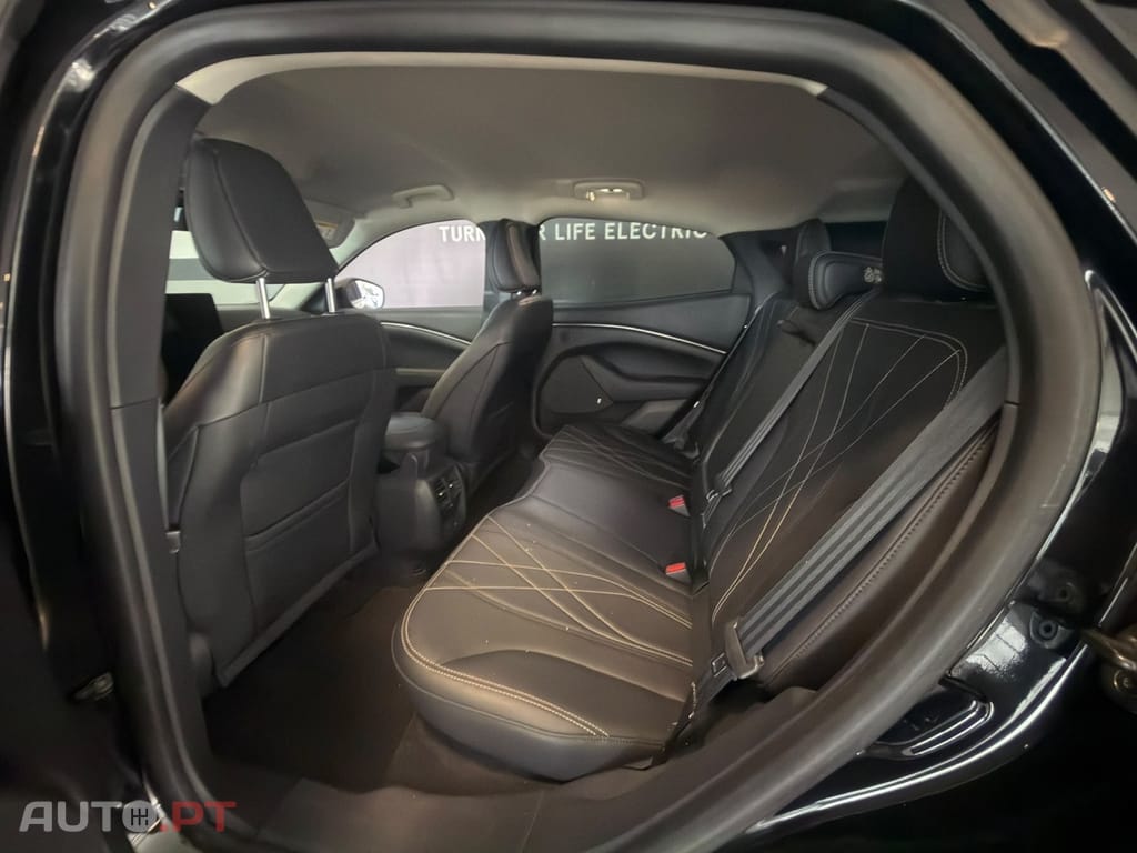 Ford Mustang Mach-E 75.7 kWh Base — fotografia 9