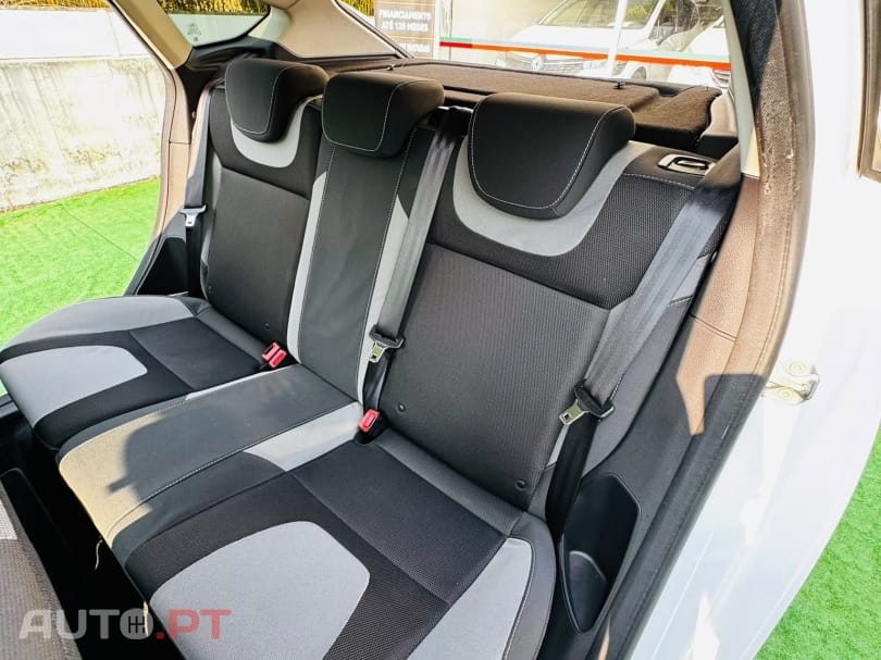 Ford Focus 1.0 EcoBoost S&S Champions Edition — fotografia 24