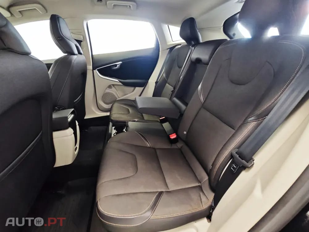 Volvo V40 Cross Country 1.6 D2 Momentum