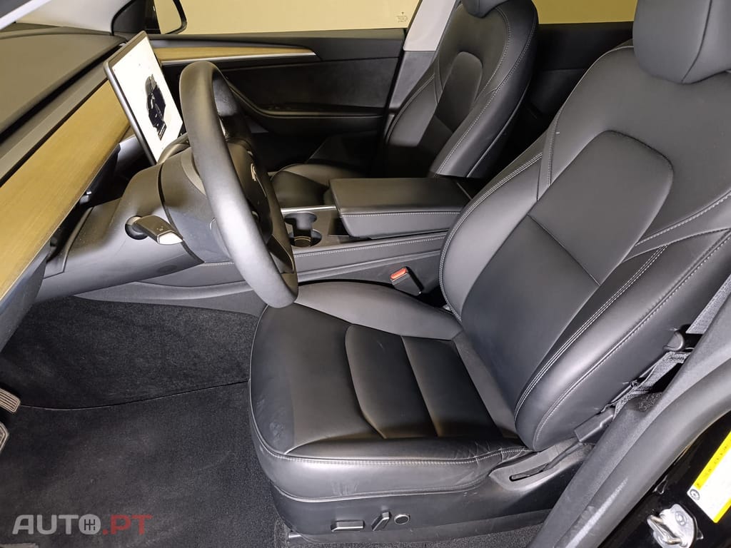 Tesla Model Y Standard RWD Plus — fotografia 12