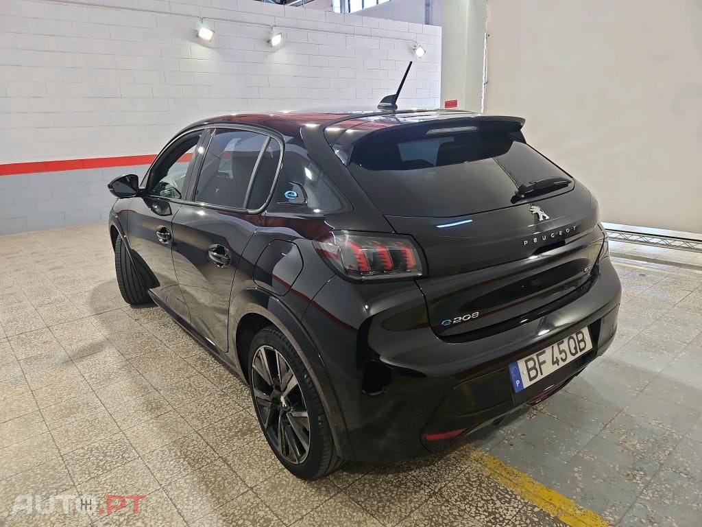 Peugeot E-208