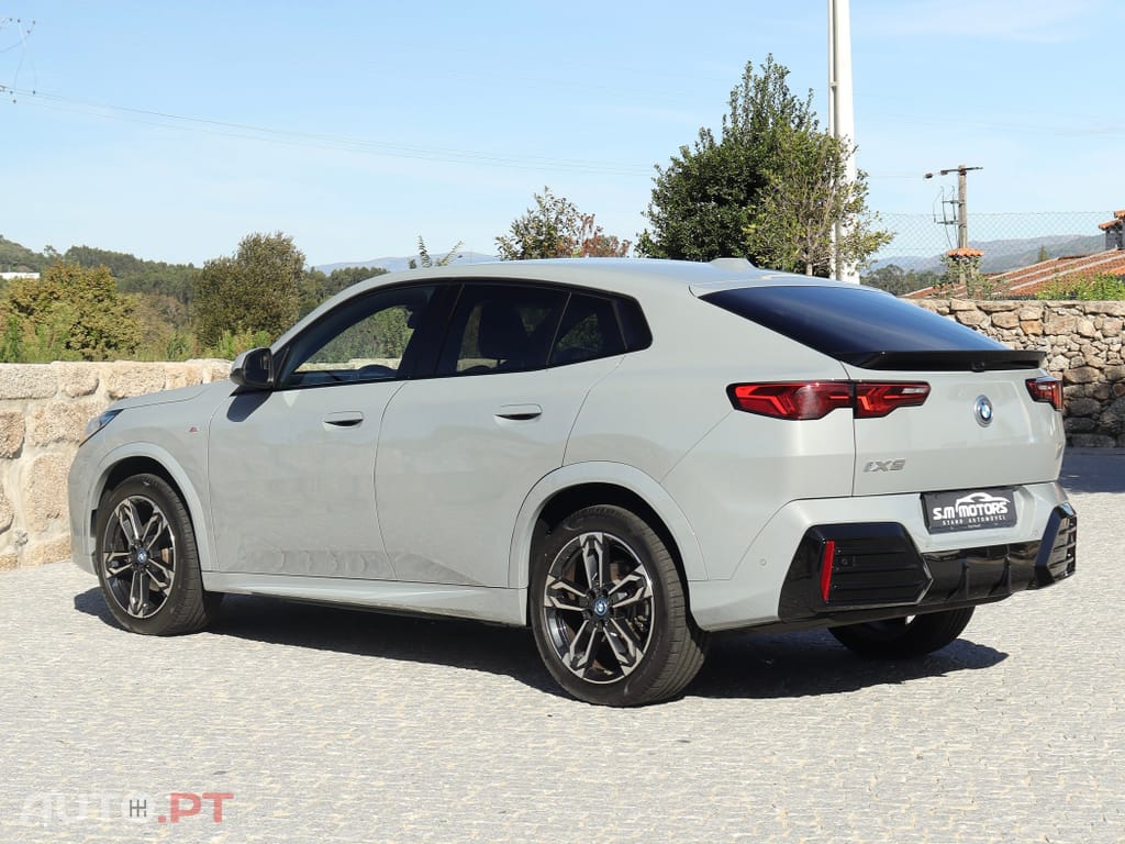 BMW iX2 eDrive20 Pack Desportivo M