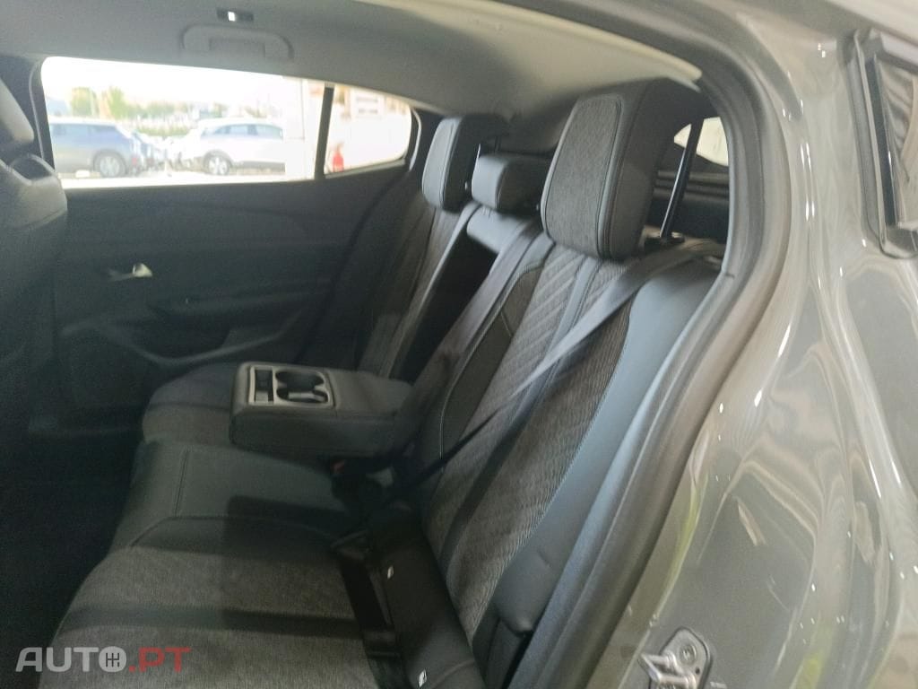 Peugeot 408 1.2 PureTech Allure EAT8