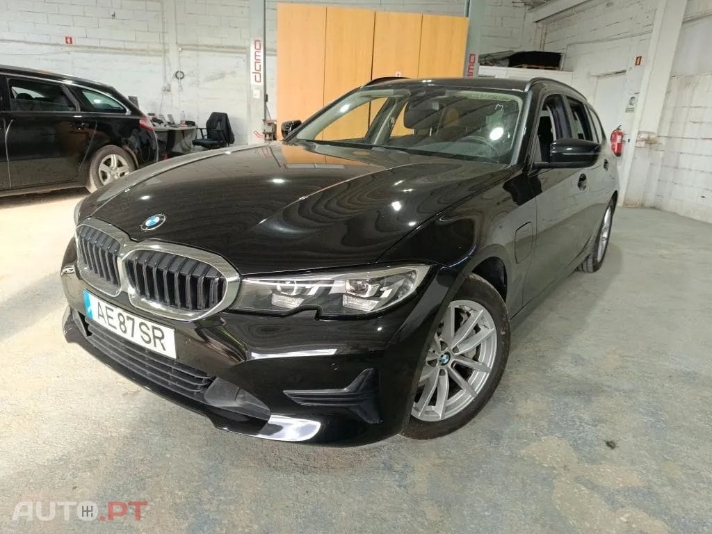 BMW 330 e Touring Auto