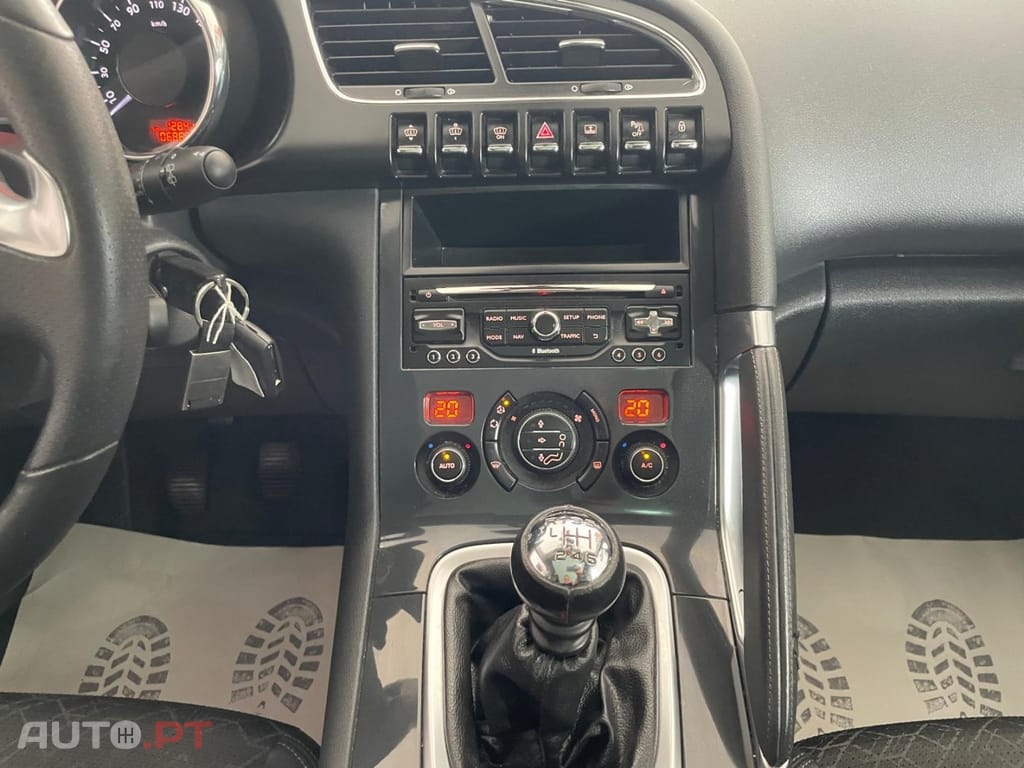 Peugeot 3008 1.6 HDi Allure — fotografia 17