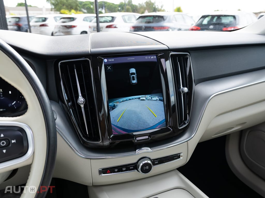 Volvo XC 60 2.0 B4 Momentum — fotografia 21