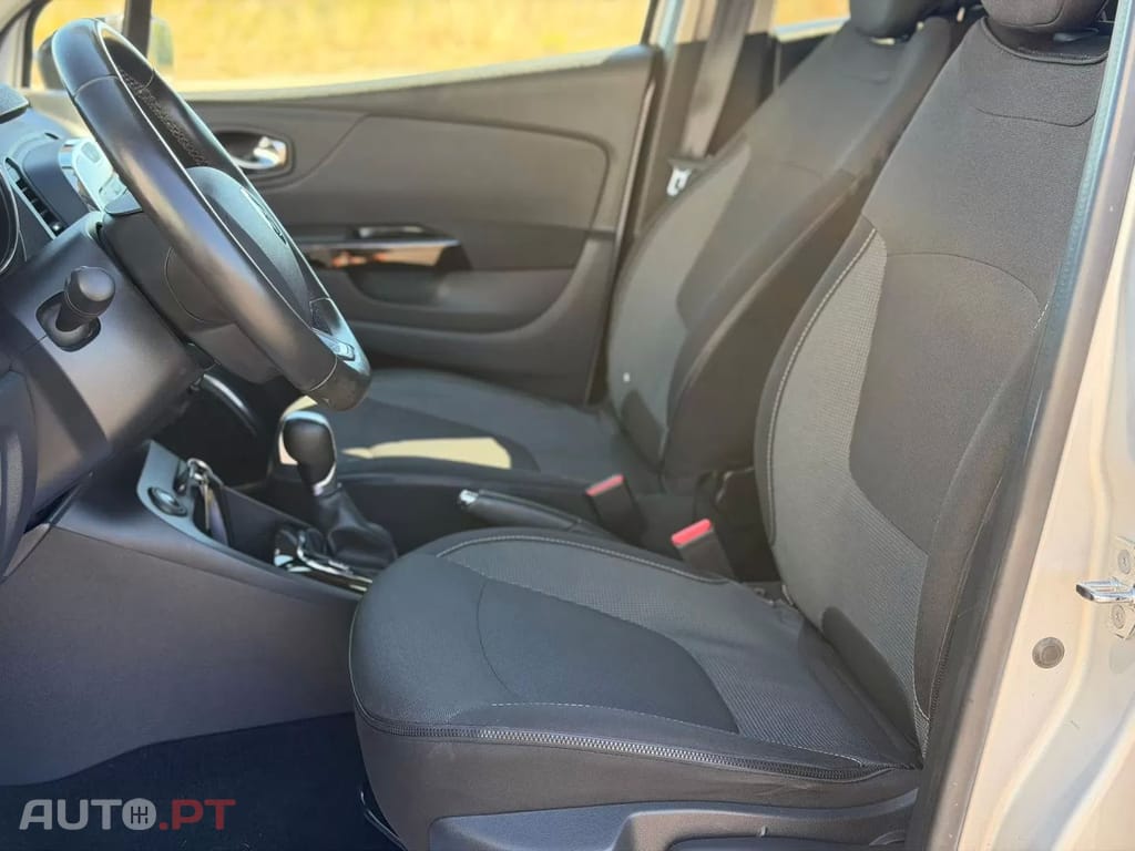 Renault Captur TCe 120 EDC Dynamique — fotografia 9