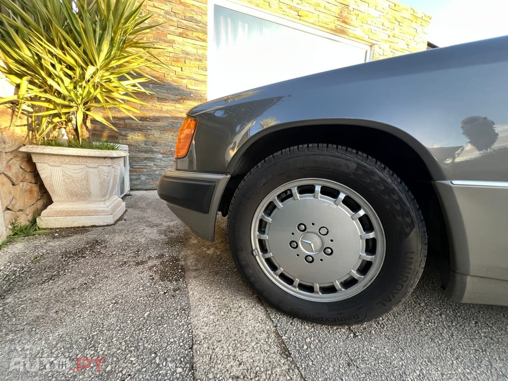 Mercedes-Benz W124 300 D