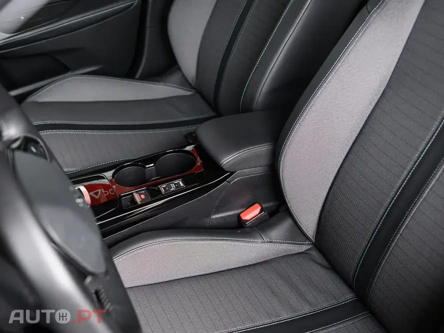 Peugeot E-2008 50 kWh Allure Pack