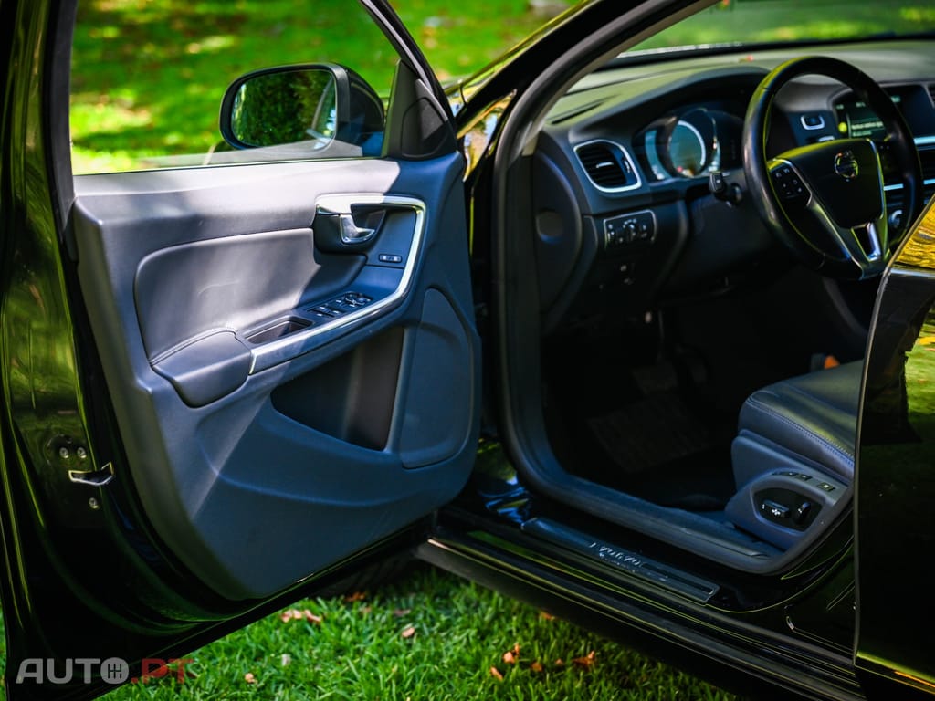 Volvo V60 2.4 D6 R-Design Momentum AWD Phev