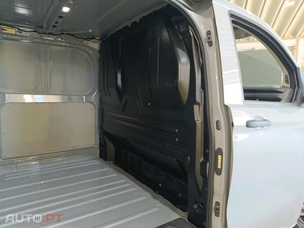 Volkswagen Transporter T7 Cargo 2.0 TDI L1H1