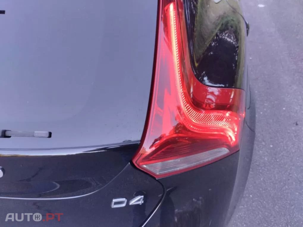 Volvo V40 2.0 D4 R-Design Summum