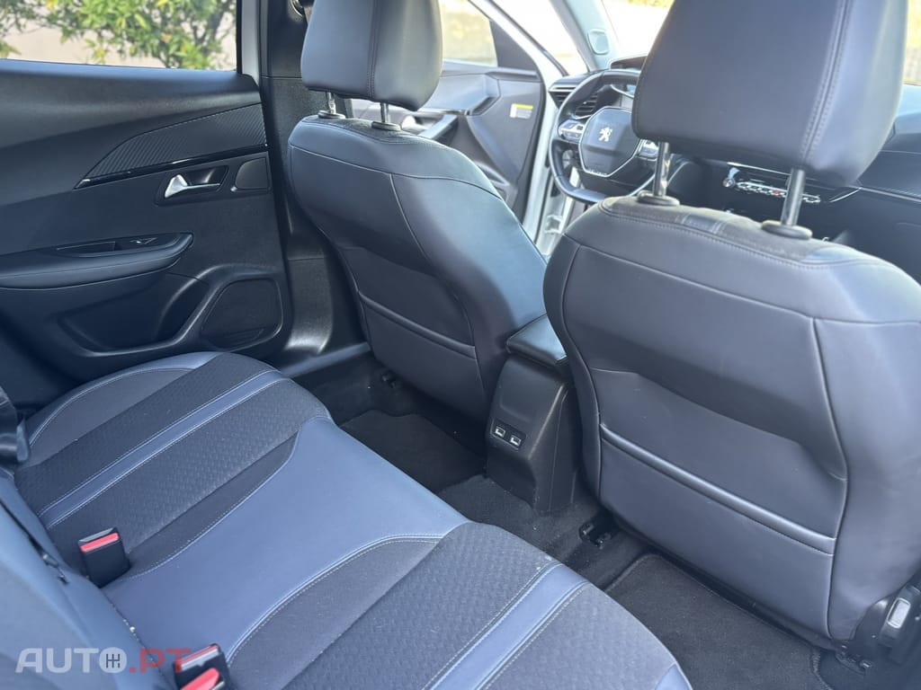 Peugeot E-2008 50 kWh Allure Pack