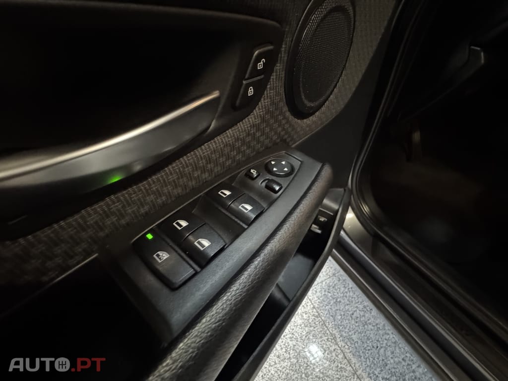 BMW 216 d Line Luxury Auto — fotografia 16