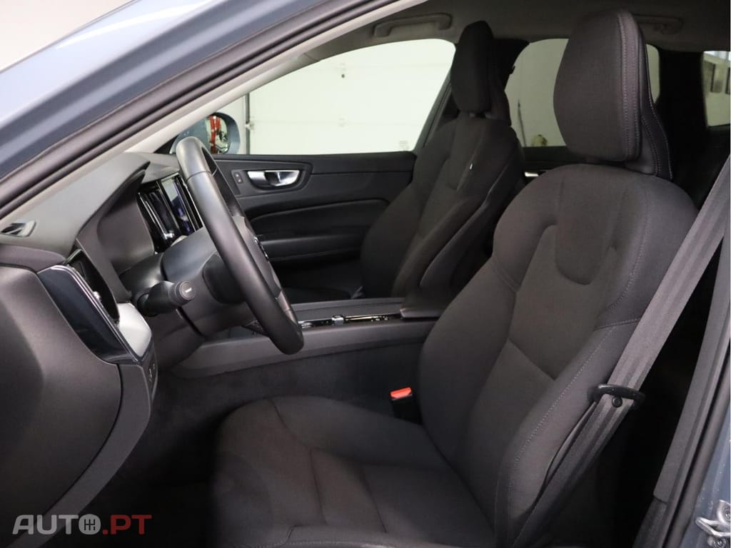 Volvo XC60 2.0 B4  Momentum Plus 