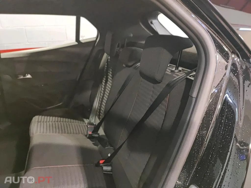 Peugeot E-2008 50 kWh Active Pack