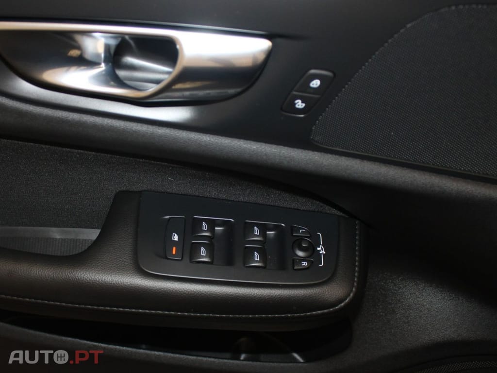 Volvo V60 2.0 B4 MOMENTUM CORE GEARTRONIC 5D I.V.A DEDUTIVEL