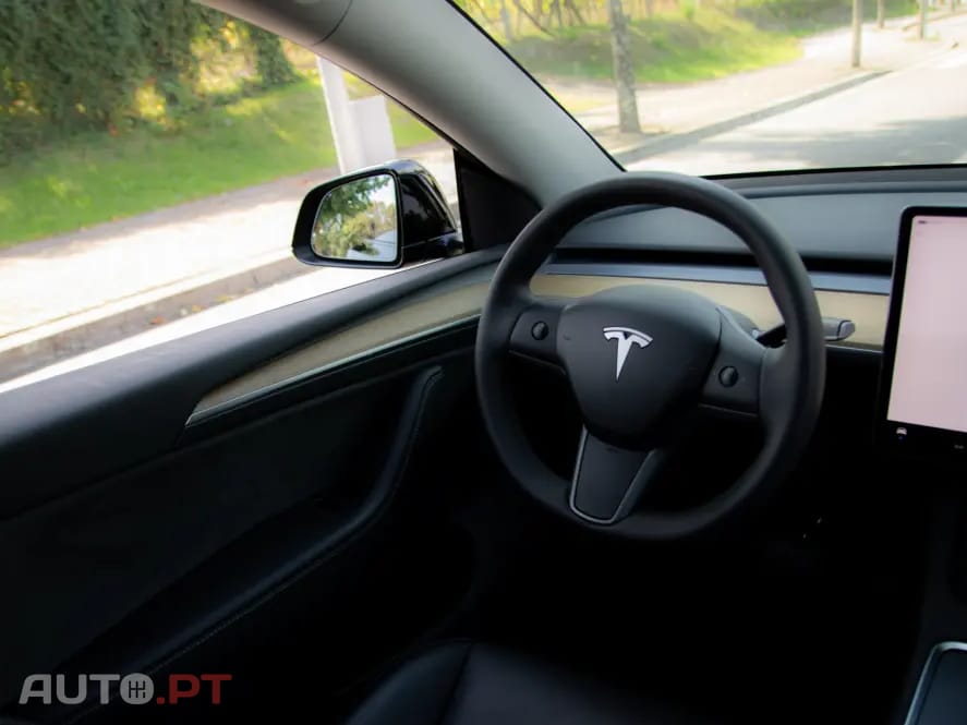 Tesla Model Y RWD — fotografia 72