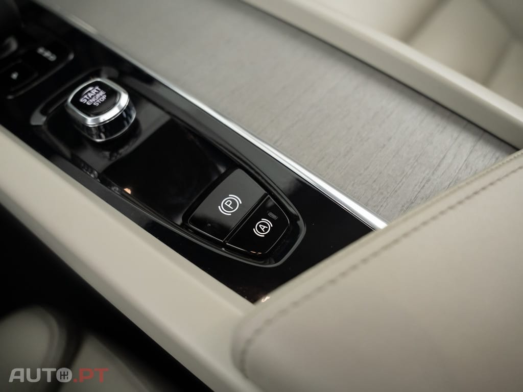 Volvo XC60 2.0 T6 PHEV Plus Bright AWD