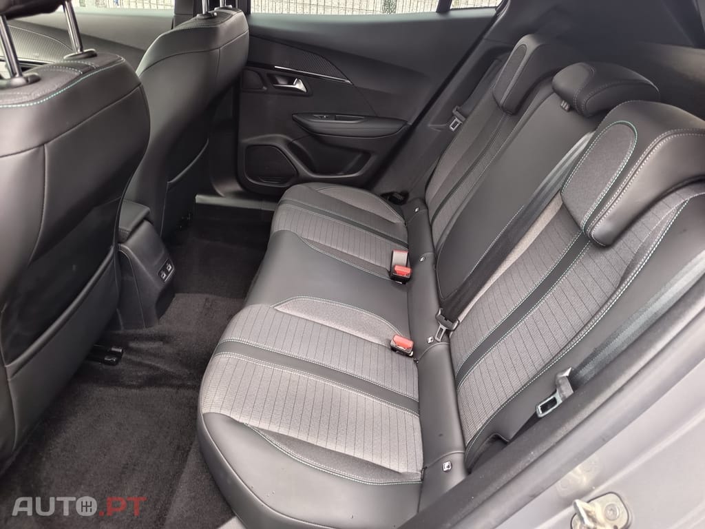 Peugeot E-2008 50 kWh Allure