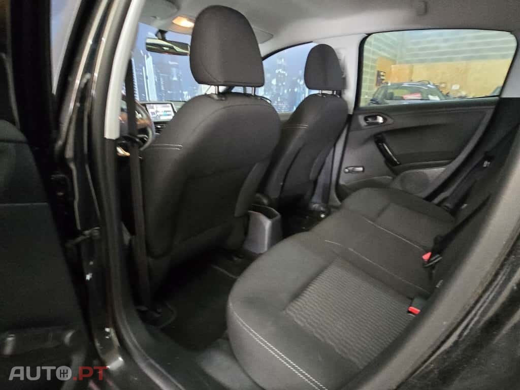Peugeot 208 82 VTI Style