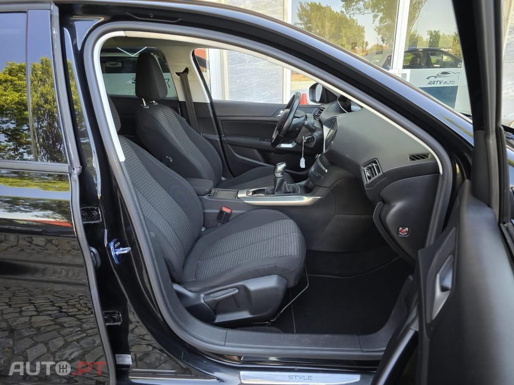 Peugeot 308 1.6 BlueHDi Style J17