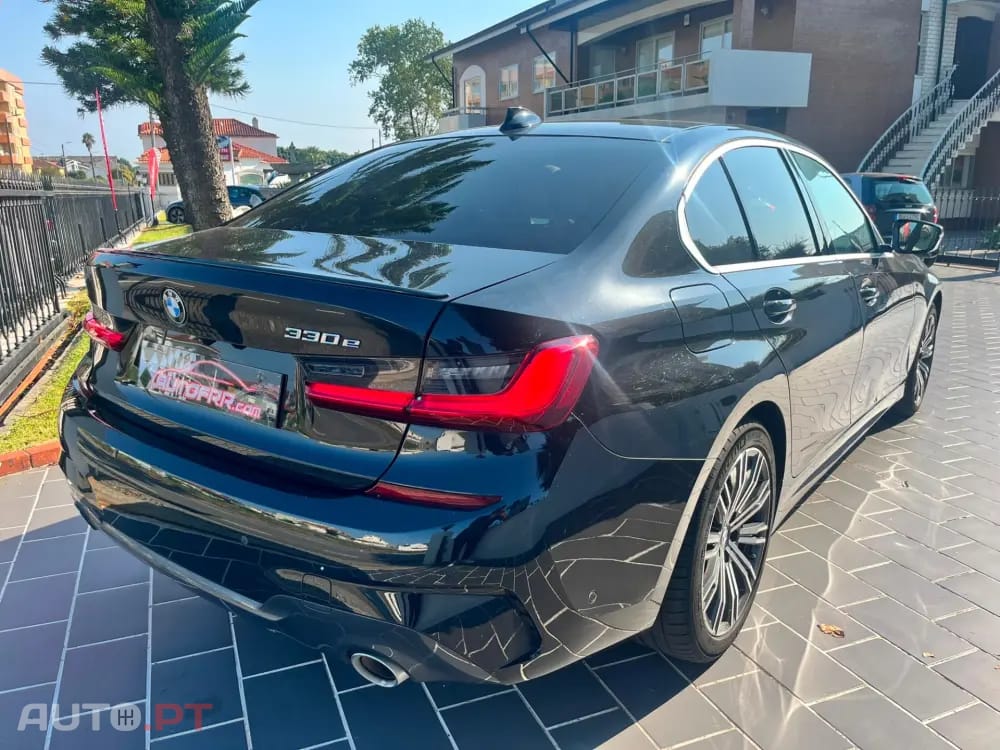 BMW 330 e Pack Desportivo M Auto