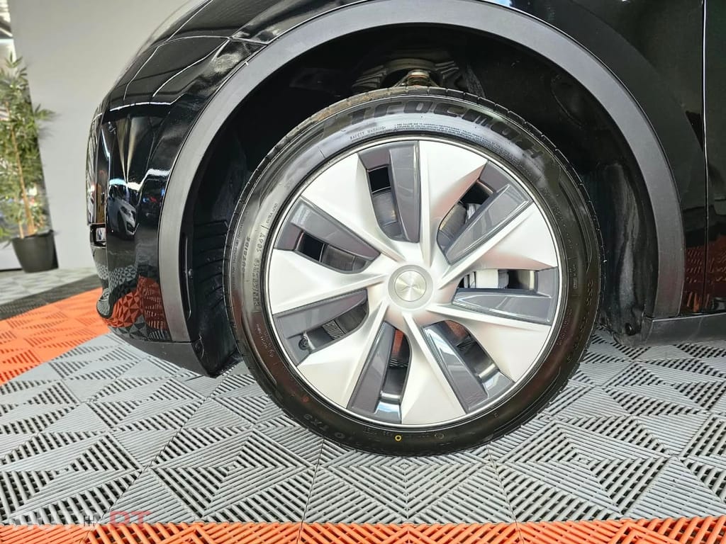 Tesla Model Y Standard Long Range RWD