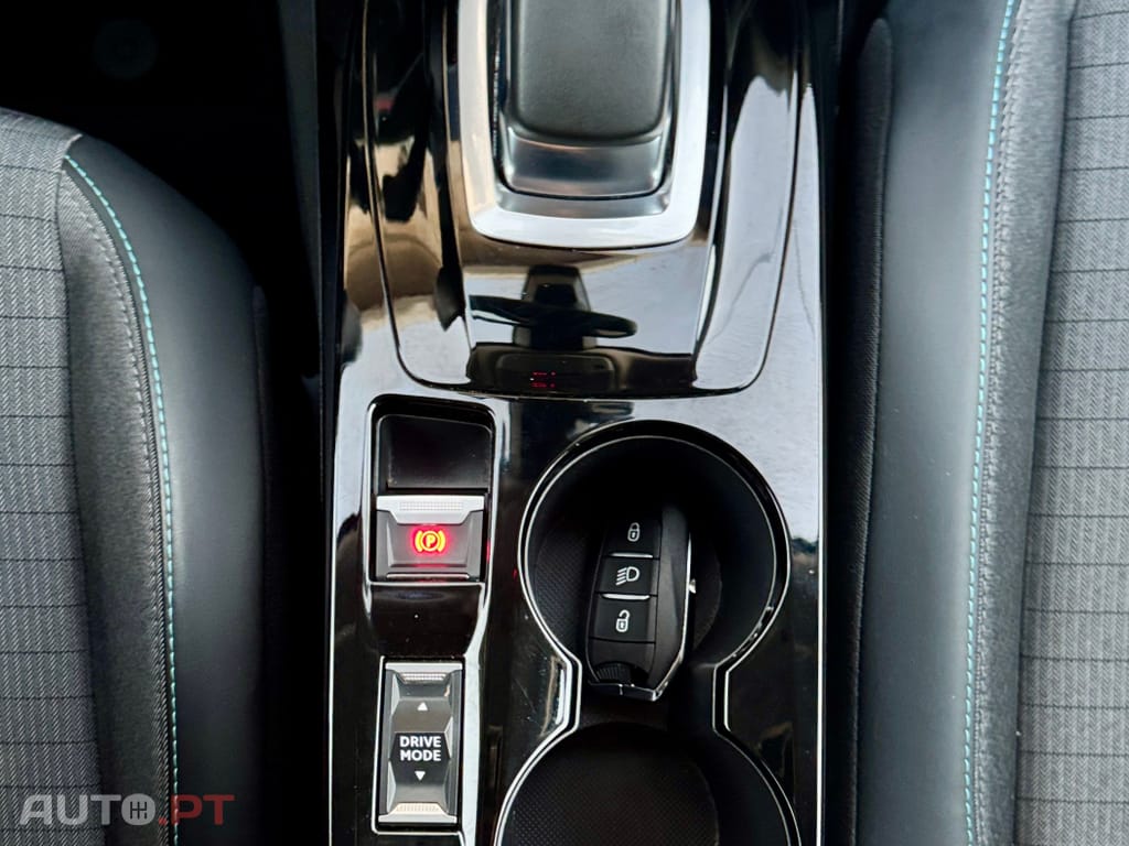 Peugeot E-2008 50 kWh Allure Pack - IVA Dedutivel !!!