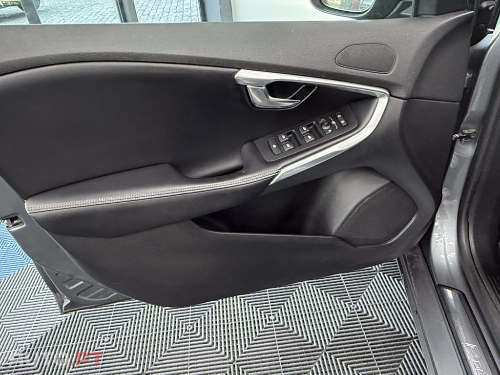 Volvo V40 2.0 D2 R-Design Momentum Geartronic
