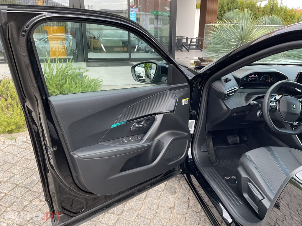 Peugeot E-2008 50 kWh Allure