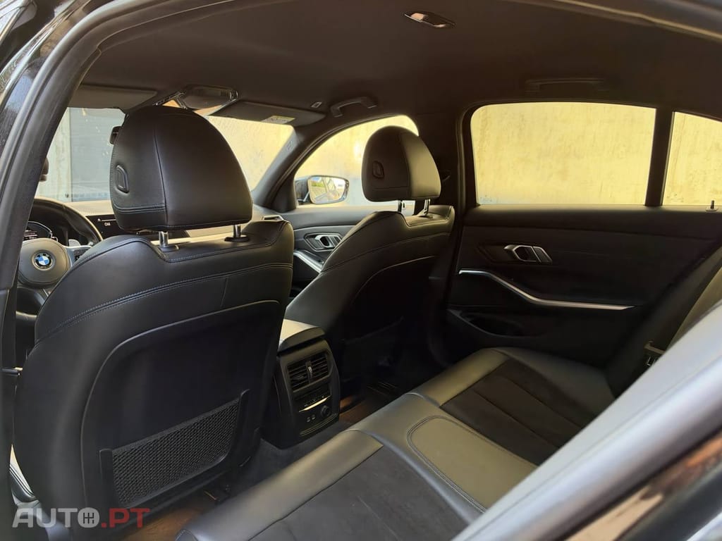 BMW 330 e Pack Desportivo M Pro Auto