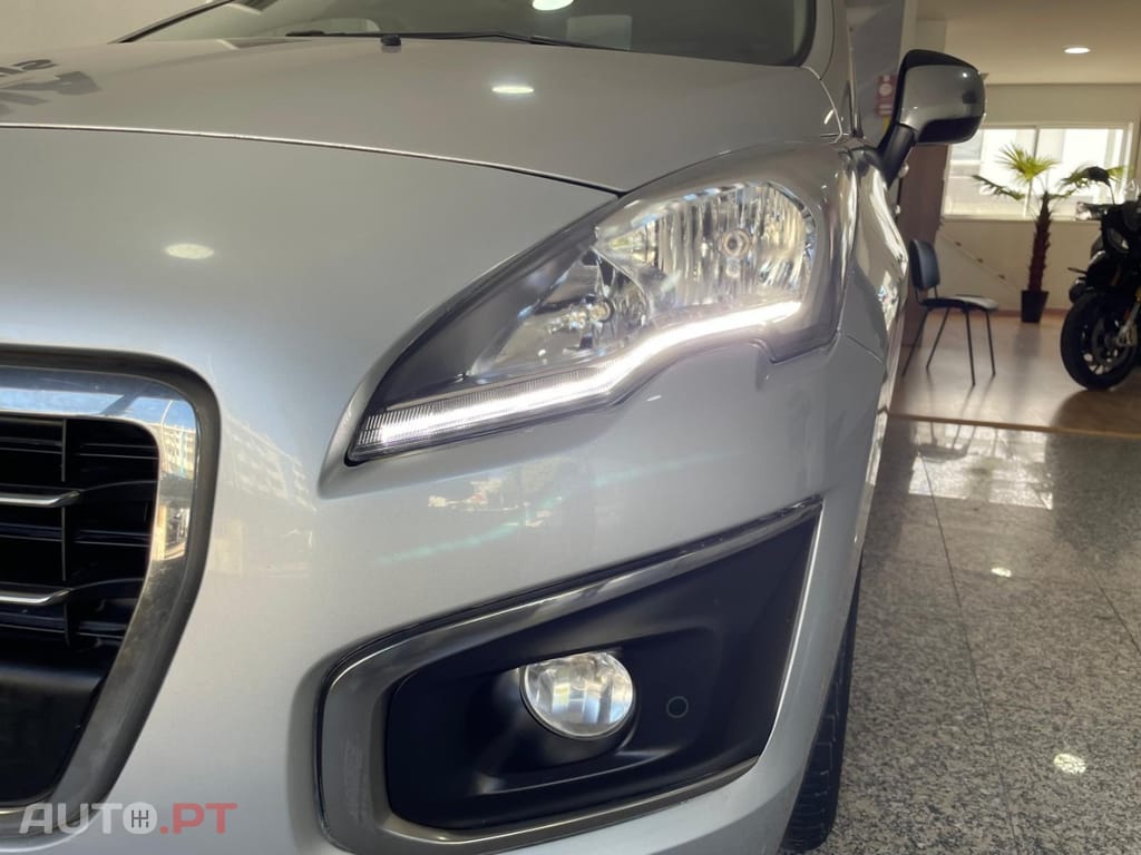 Peugeot 3008 1.6 HDi Allure — fotografia 11