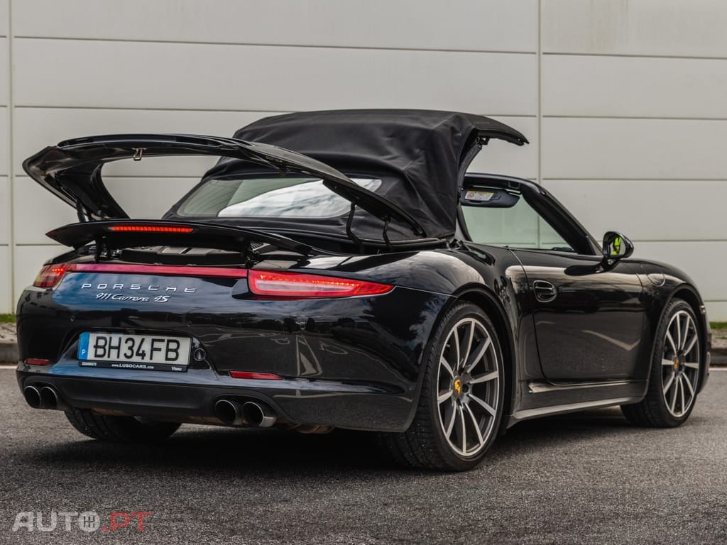 Porsche 911 Carrera 4 Cabriolet PDK Black Edition