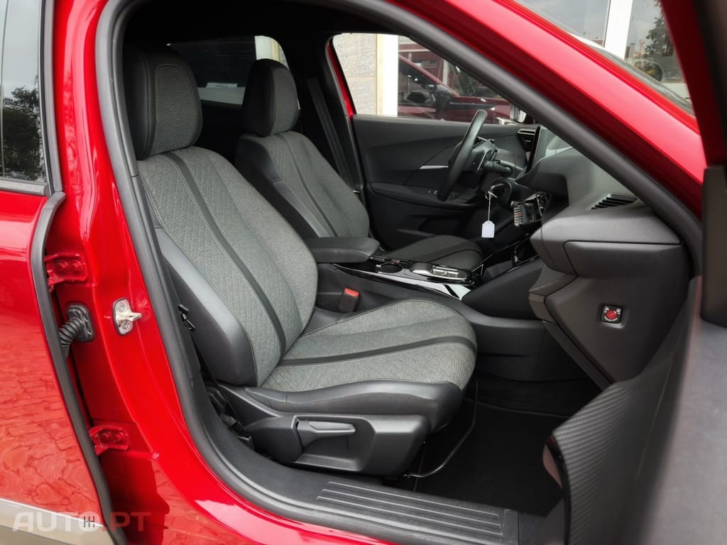 Peugeot 2008 PureTech 130 EAT8 GT