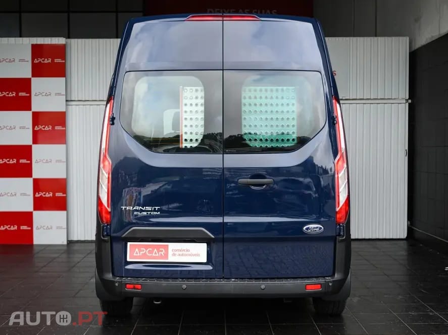Ford Transit Custom Adaptada p/ 3 cadeiras de rodas